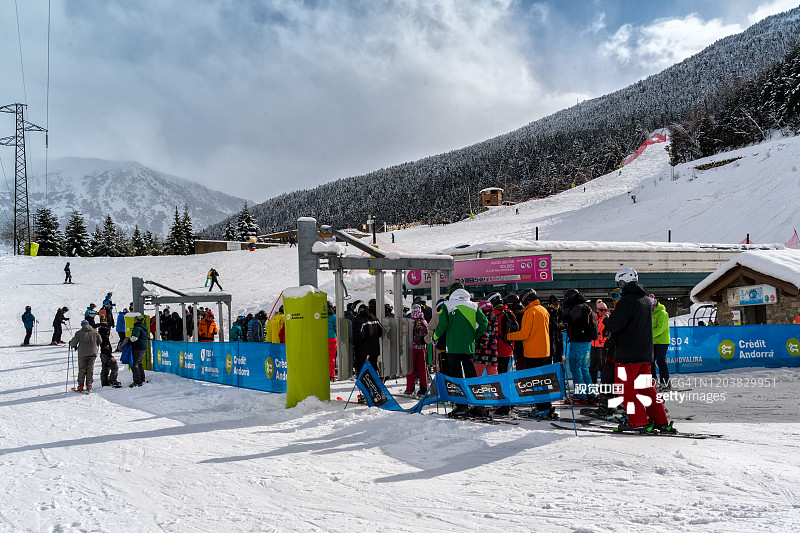 未定义的人将乘电梯去安道尔比利牛斯山脉的格兰德瓦利拉滑雪场的斜坡。图片素材