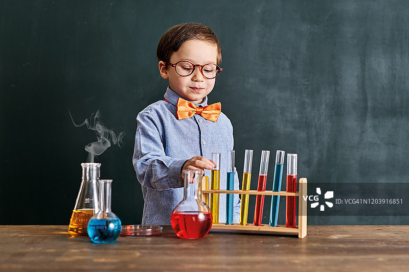 可爱的科学家在教室里用化学工具学习科学。教育是科学。图片素材