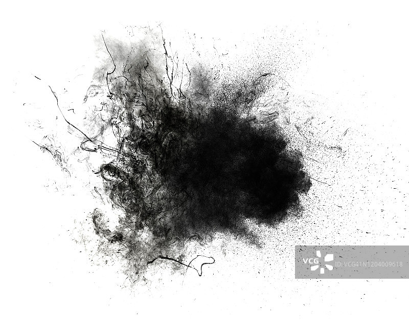 一团黑色的粉末颗粒在白色的背景上碰撞而产生的爆炸。图片素材