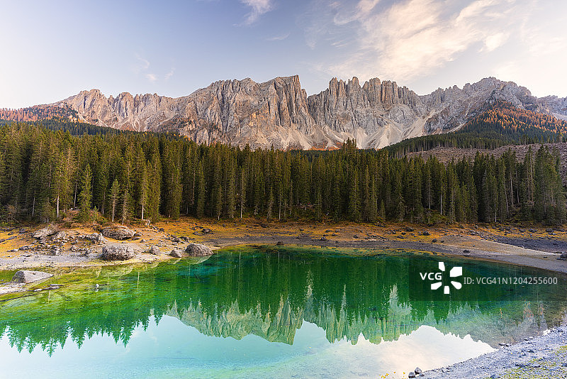 Carezza湖和Latemar山脉，白云石，意大利图片素材