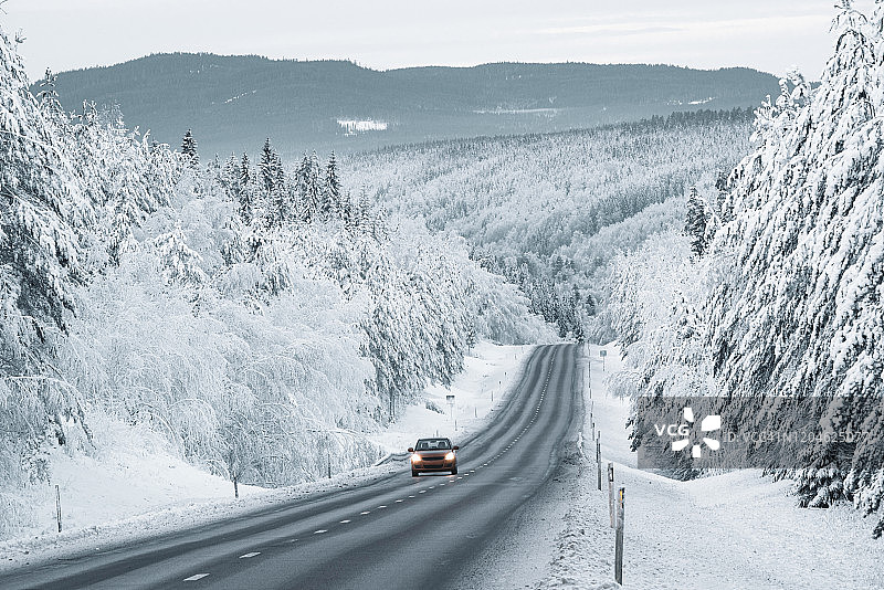 冬季道路上的汽车图片素材