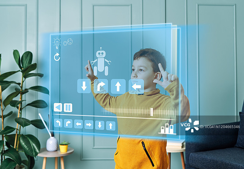 虚拟屏幕上的未来儿童编程机器人。图片素材