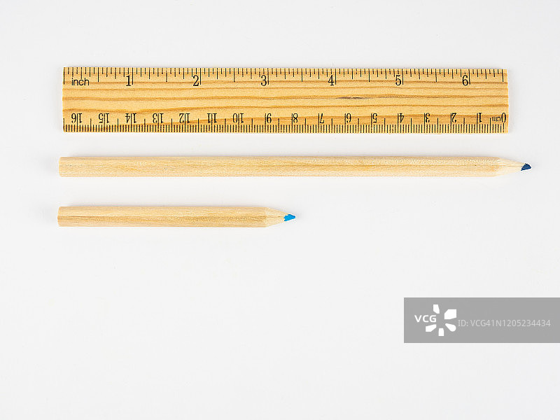 一把木尺子，一支蓝色的长铅笔和一支蓝色的短铅笔图片素材