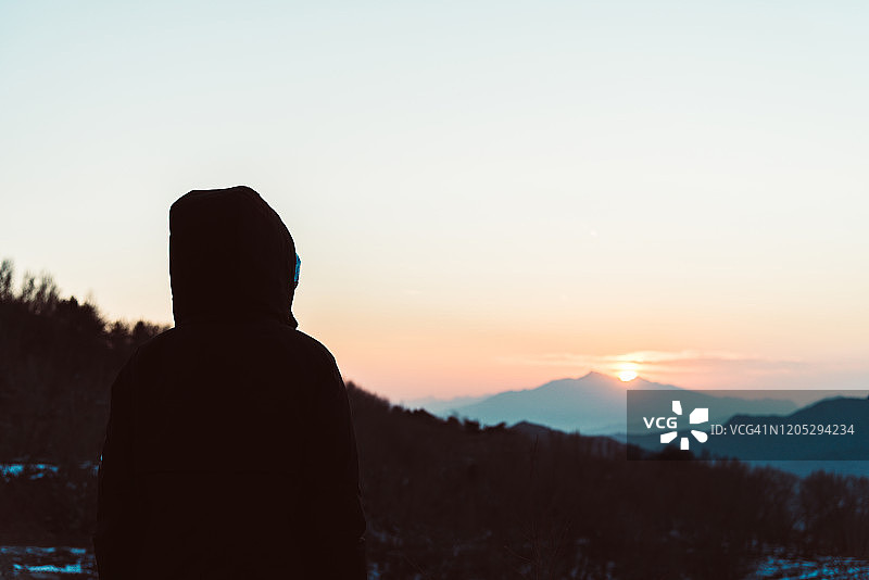 日落时分站在山顶上的人图片素材