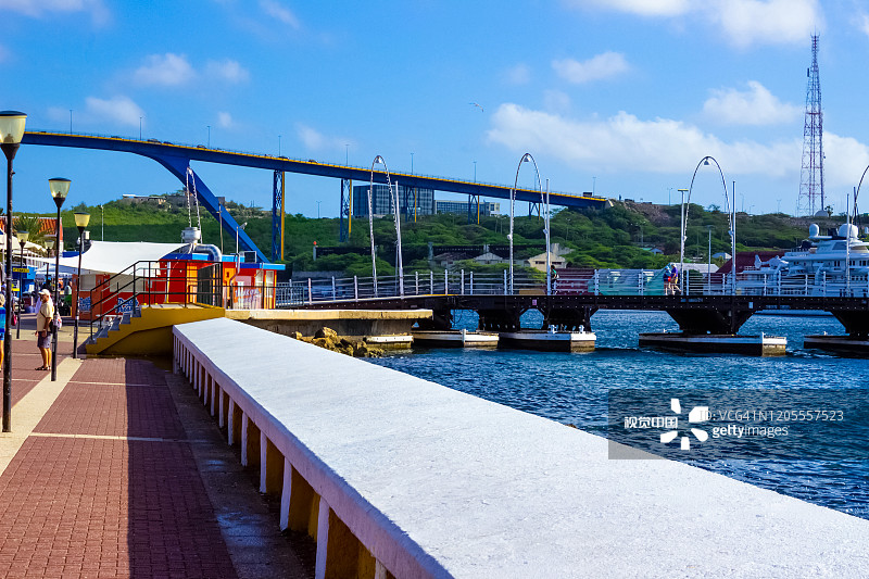 艾玛女王桥前面的蓬达区，是一座横跨圣安娜湾的浮桥图片素材