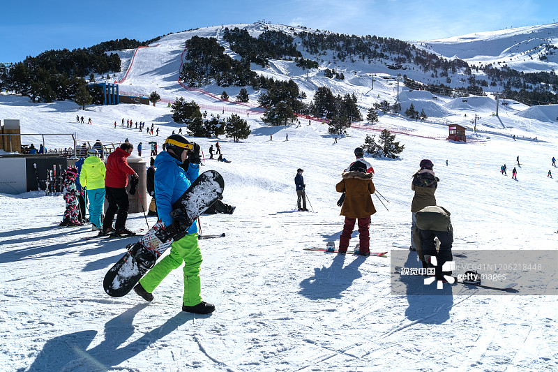 人们在安道尔比利牛斯山脉的格兰德瓦利拉滑雪场滑雪和单板滑雪。图片素材
