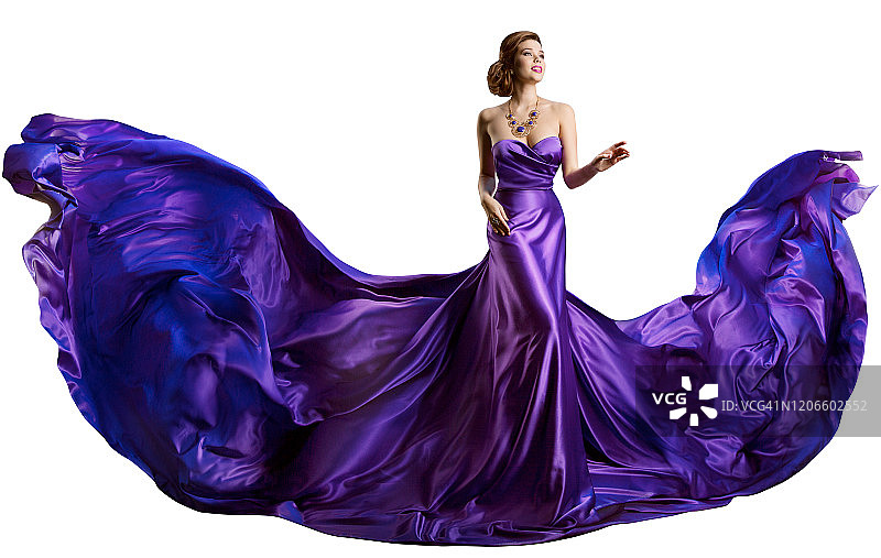 女紫裙在风中飞舞，美丽的时装模特在飘扬的长裙图片素材