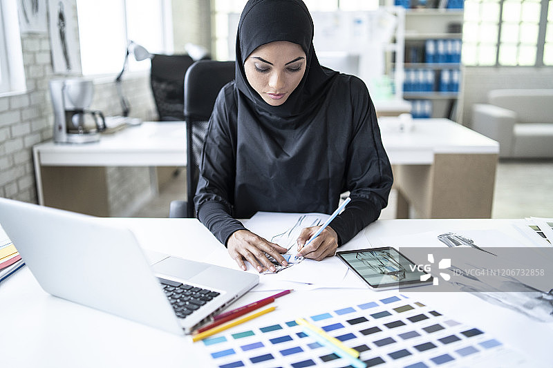 年轻的阿拉伯女设计师在工作室工作图片素材