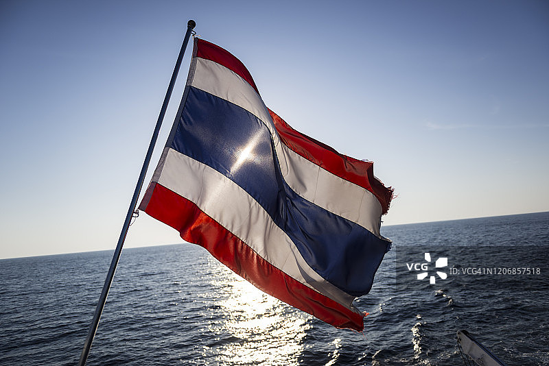 泰国国旗迎风飘扬，背景是大海图片素材