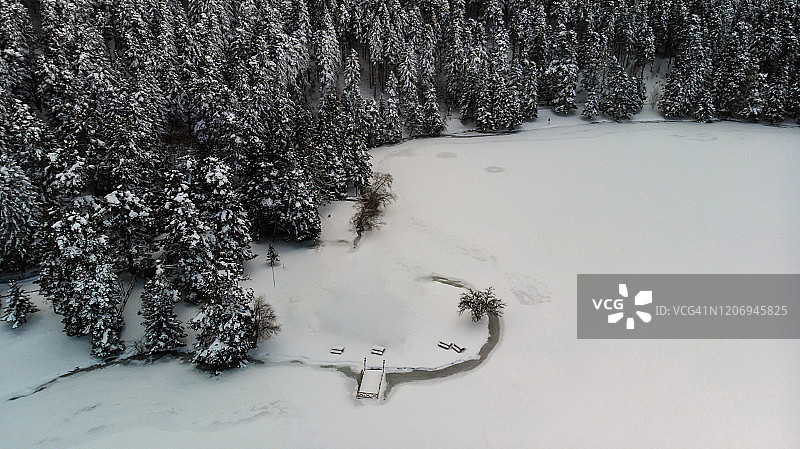 冬季别墅附近的湖鸟瞰图图片素材
