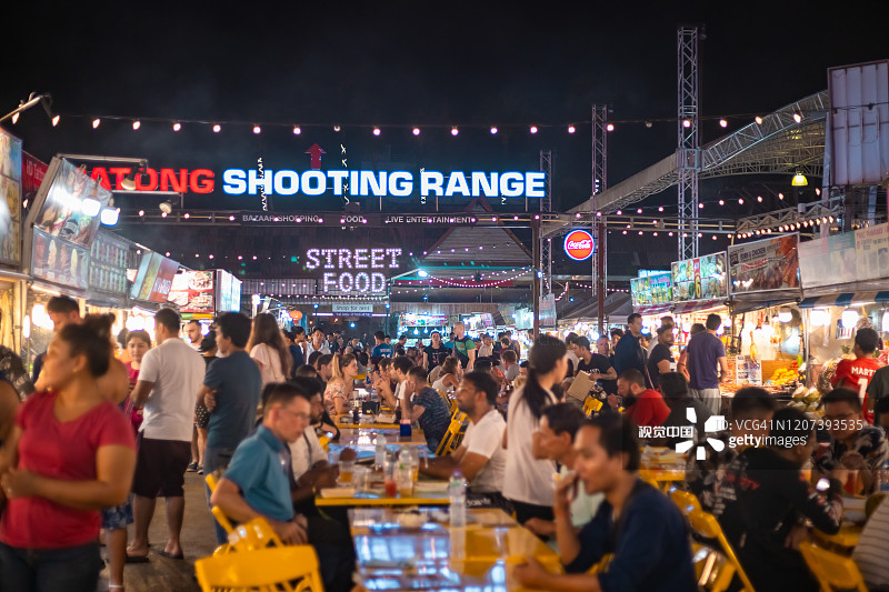 人们在巴东海滩附近的普吉岛夜市享受当地美食。图片素材