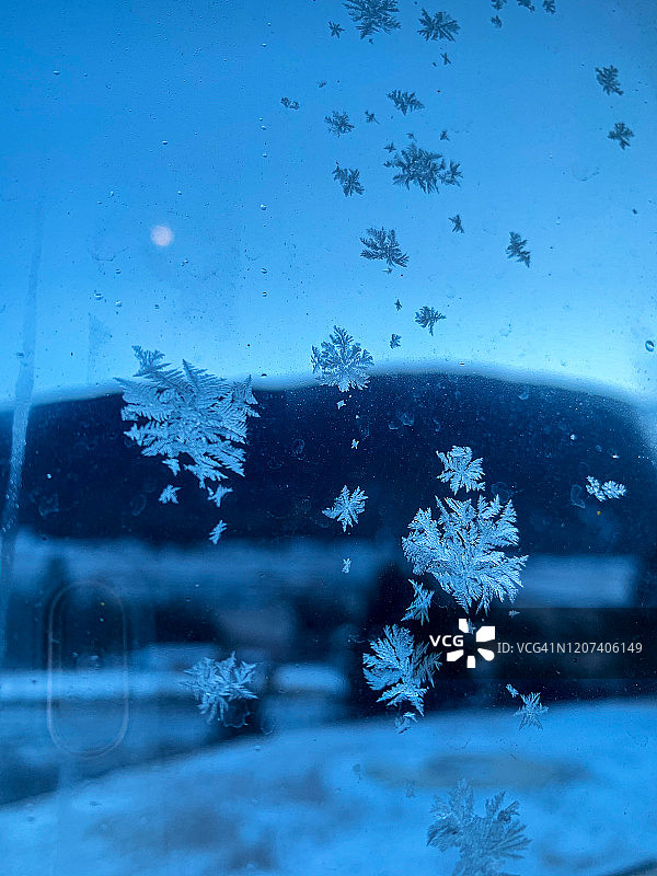 蓝色玻璃上的雪花图案图片素材