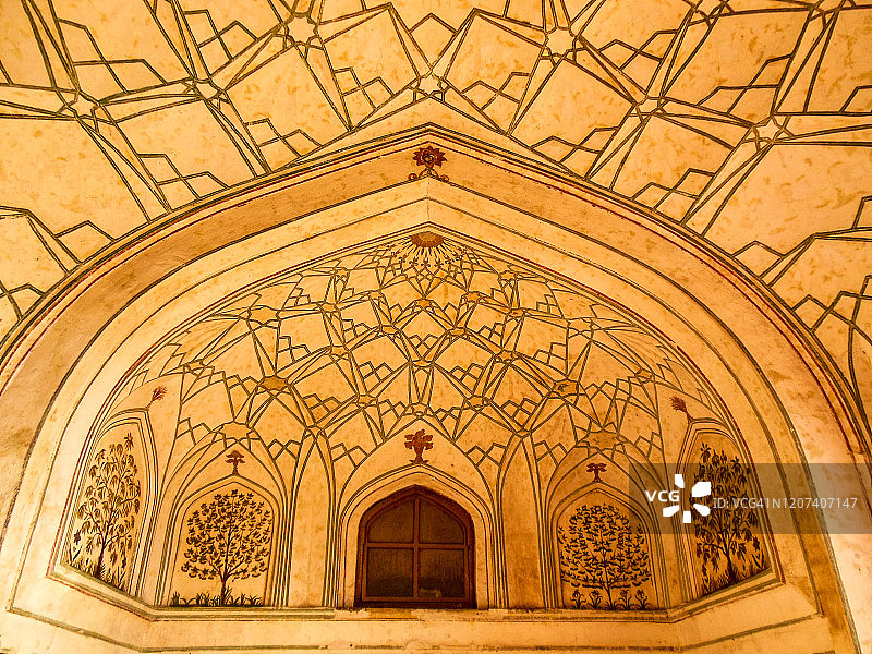 白天，印度德里红堡内五颜六色的旧建筑，著名的红堡内景色图片素材