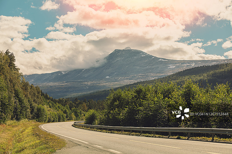 在山路上开车。山中之路。北欧景观。挪威美丽的自然风光图片素材