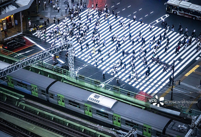 东京新宿十字路口的行人图片素材
