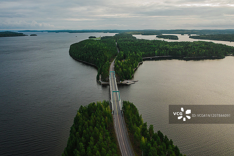 风景鸟瞰图穿过芬兰湖的桥图片素材