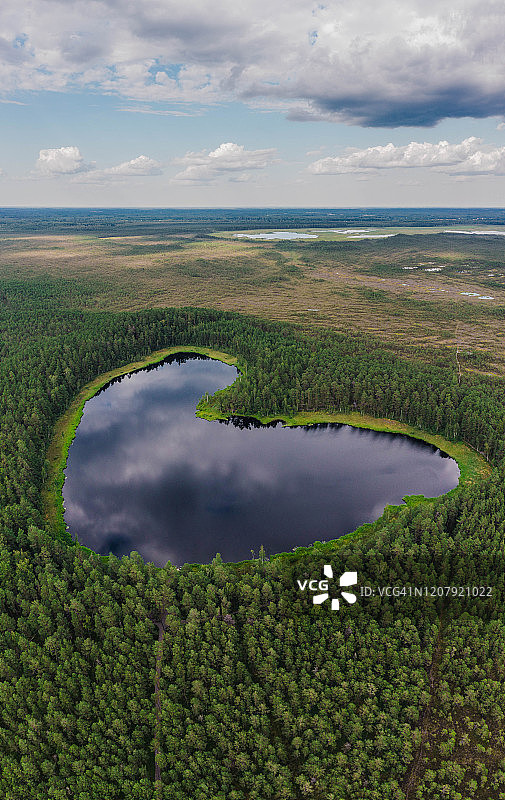 芬兰心形湖的鸟瞰图图片素材