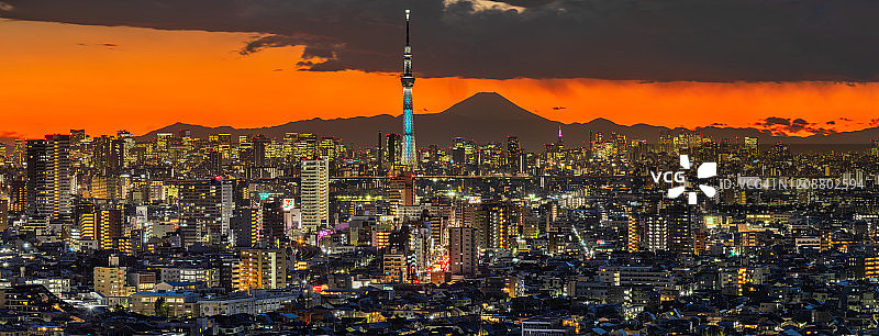 东京市景与富士山在一个多彩的日落图片素材