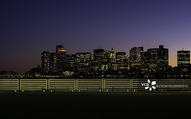 夜间城市景观波士顿天际线从LoPresti公园在东波士顿，马萨诸塞州图片素材