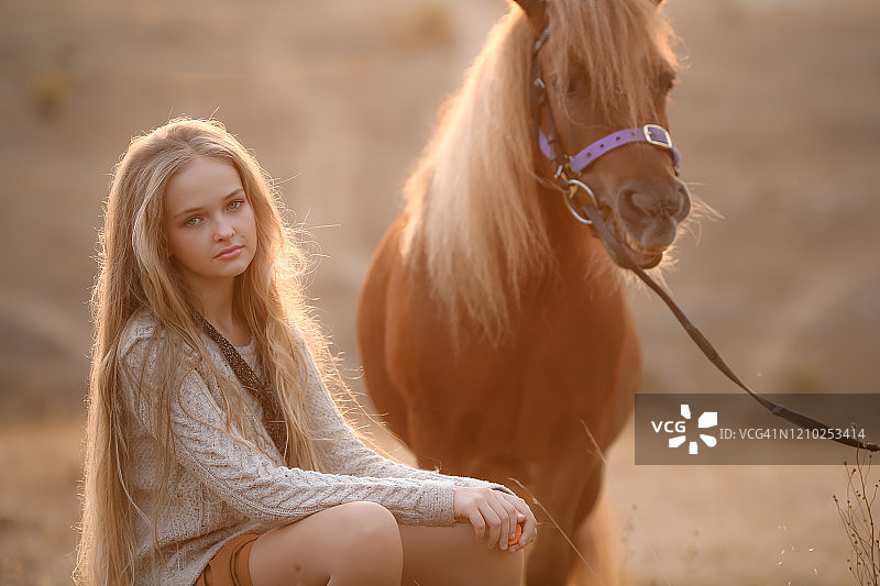 骑年轻女性骑手的小马或小马图片素材