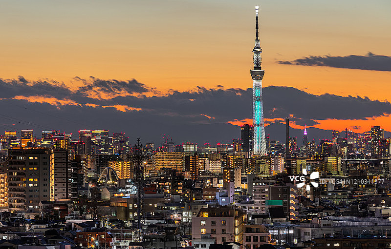 东京城市景观与东京天空树在一个多彩的日落图片素材