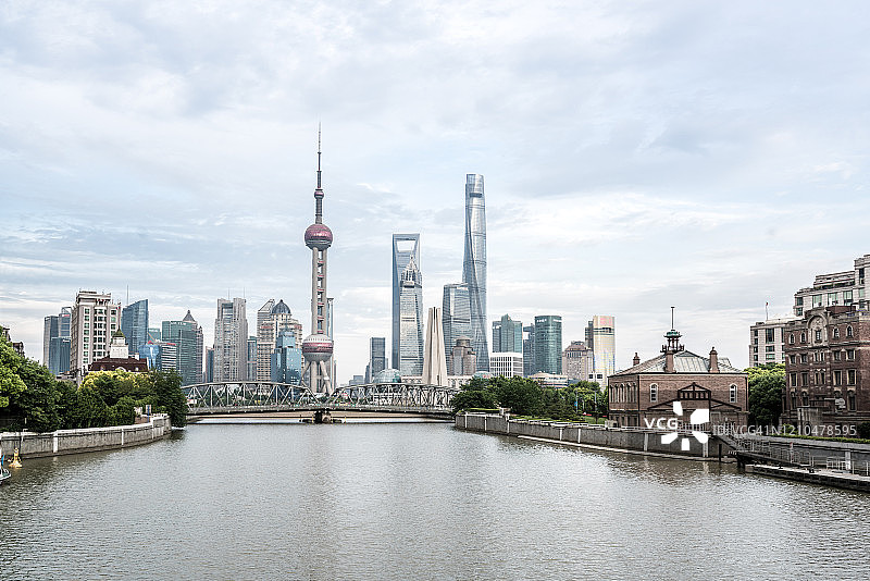 上海天际线与历史悠久的外白渡桥，中国图片素材