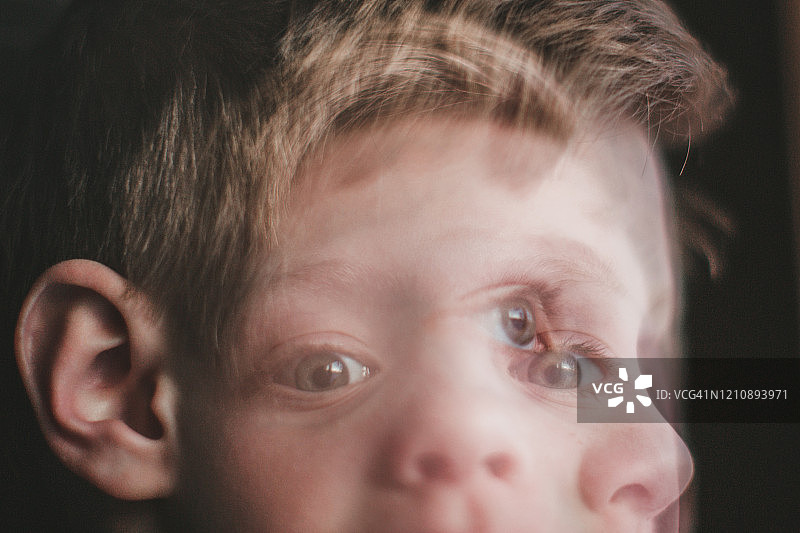 双重曝光创造3眼男孩图片素材