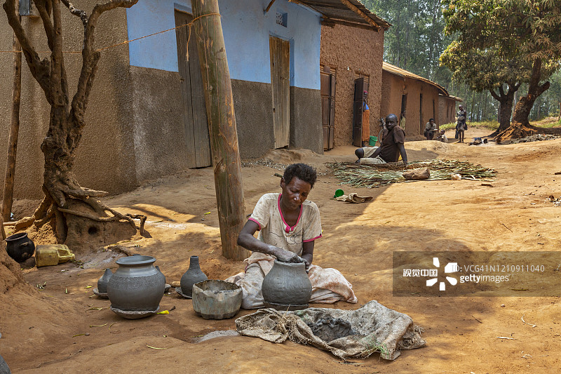 乌干达基特瓦的传统制陶方法图片素材