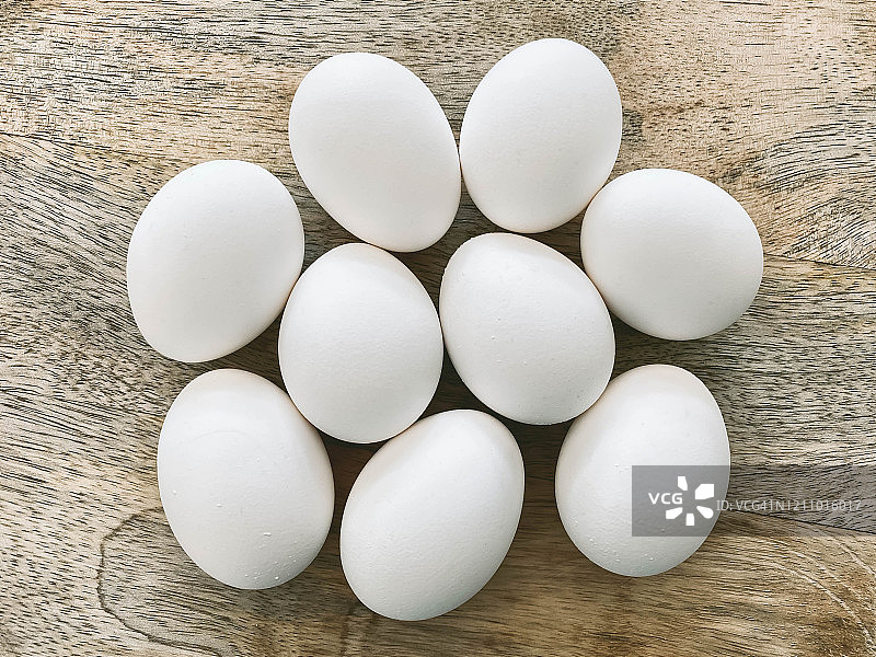 白色的鸡蛋在木纹背景图片素材