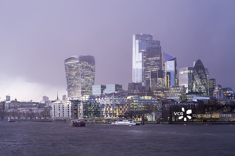 傍晚，伦敦城市的天际线映衬着阴沉的天空图片素材