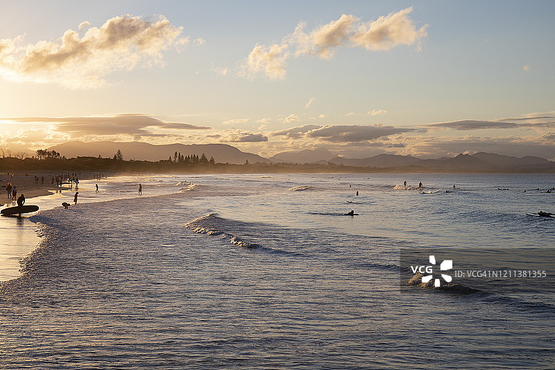 新南威尔士州拜伦湾，波浪上的剪影冲浪者图片素材