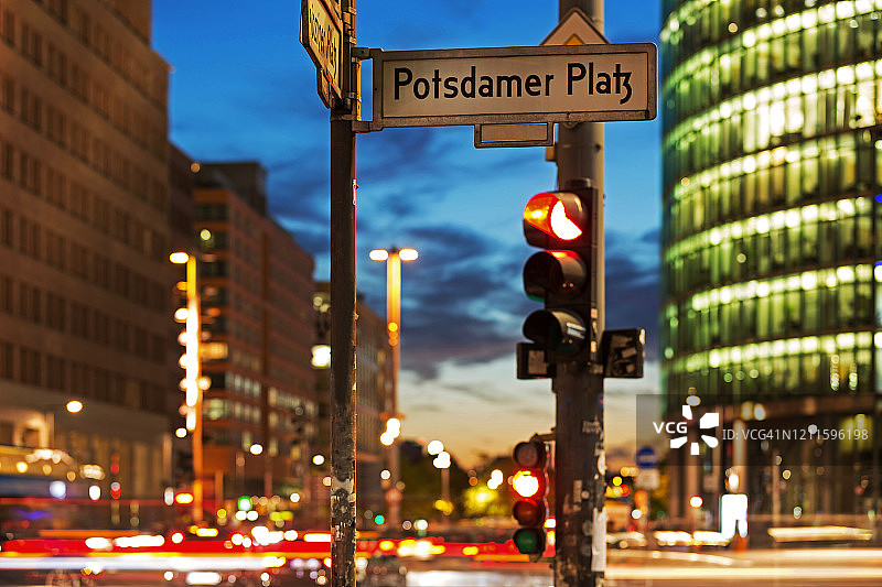 柏林波茨坦广场-红灯和路标(德国)图片素材
