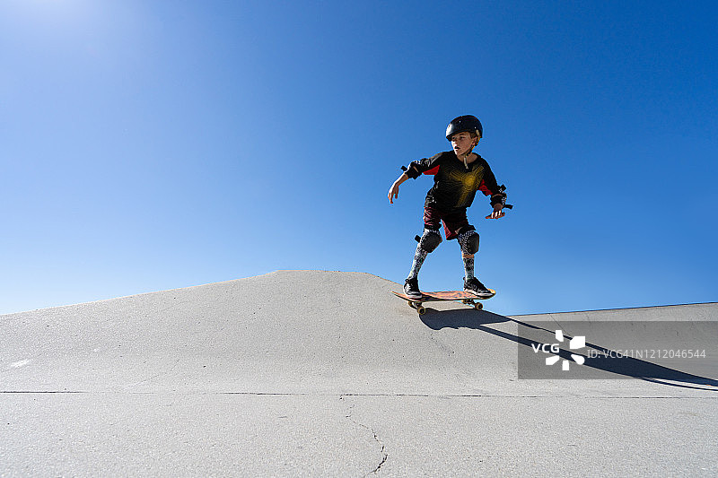滑板公园的小男孩图片素材