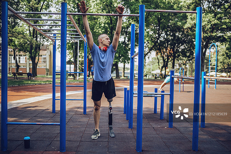 积极的截肢运动员-残疾运动图片素材