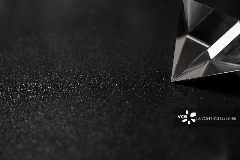 三角形水晶玻璃上的黑纸图片素材