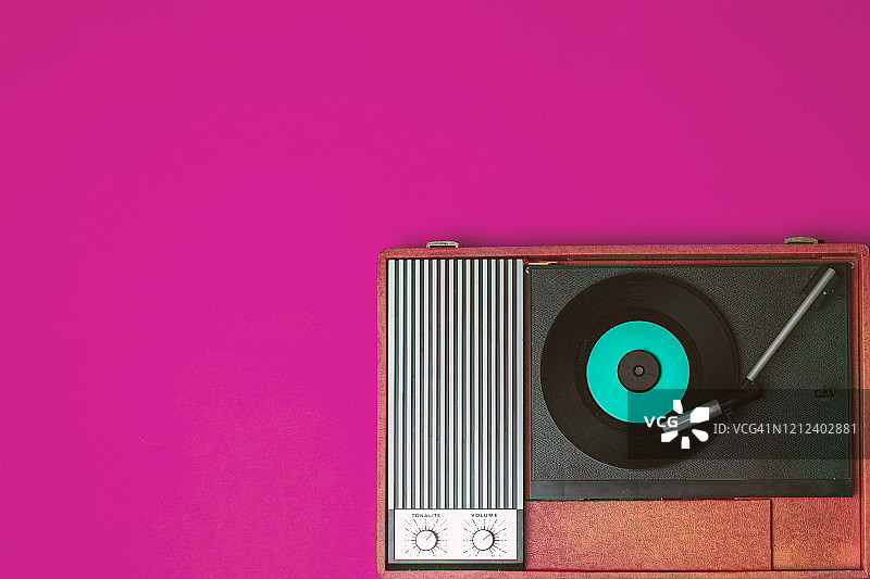 紫红色背景上的复古唱片机和录音机图片素材