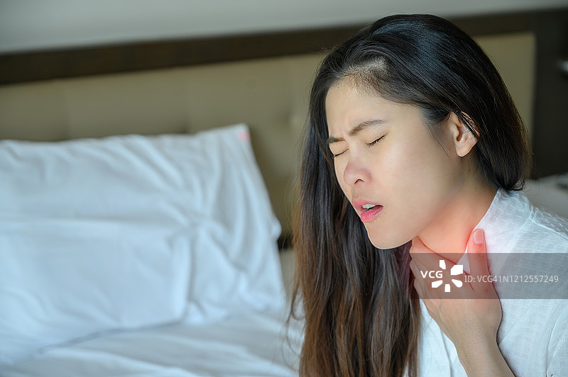 女人有喉咙痛或喉咙痛的特写。图片素材