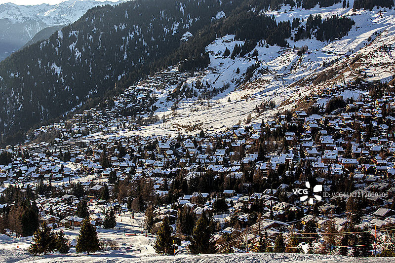 鸟瞰图的高山村庄韦尔比尔覆盖在雪图片素材