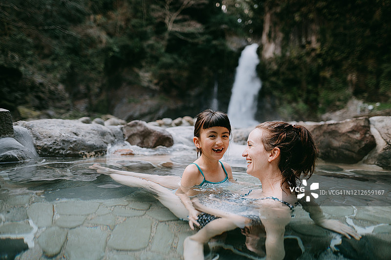 妈妈和小女孩在户外温泉洗澡，日本的乐趣图片素材