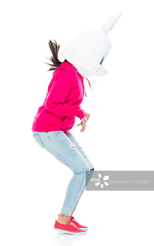 z一代女性走在白色背景前戴着面具伪装图片素材