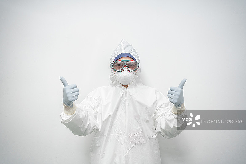疾控中心的工作人员站在白墙前竖起大拇指图片素材