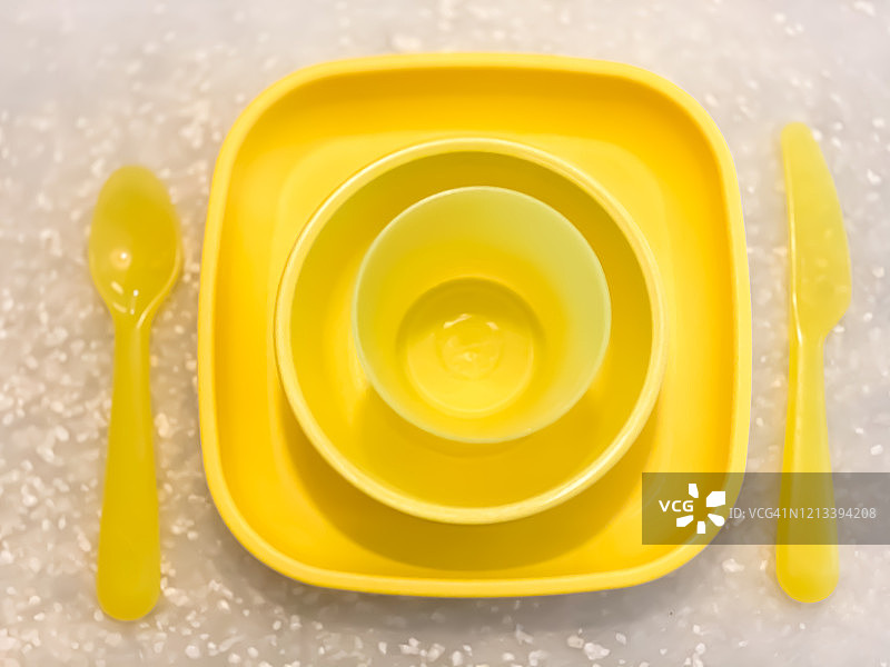 塑料黄色幼儿桌面上放置餐具图片素材