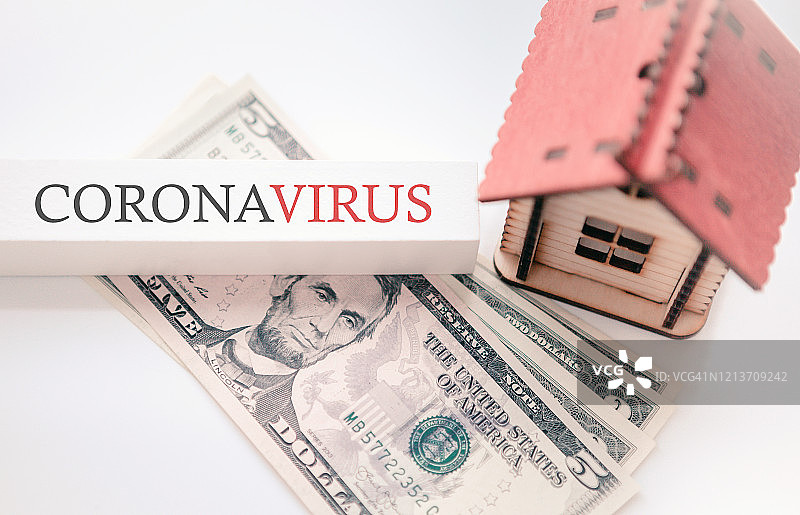冠状病毒作为一种流行病或大流行。房子和钱的概念是在家里自我隔离或隔离，没有钱购买产品和补救措施图片素材