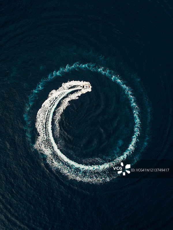 鸟瞰图的摩托艇在海洋中盘旋，摩纳哥图片素材