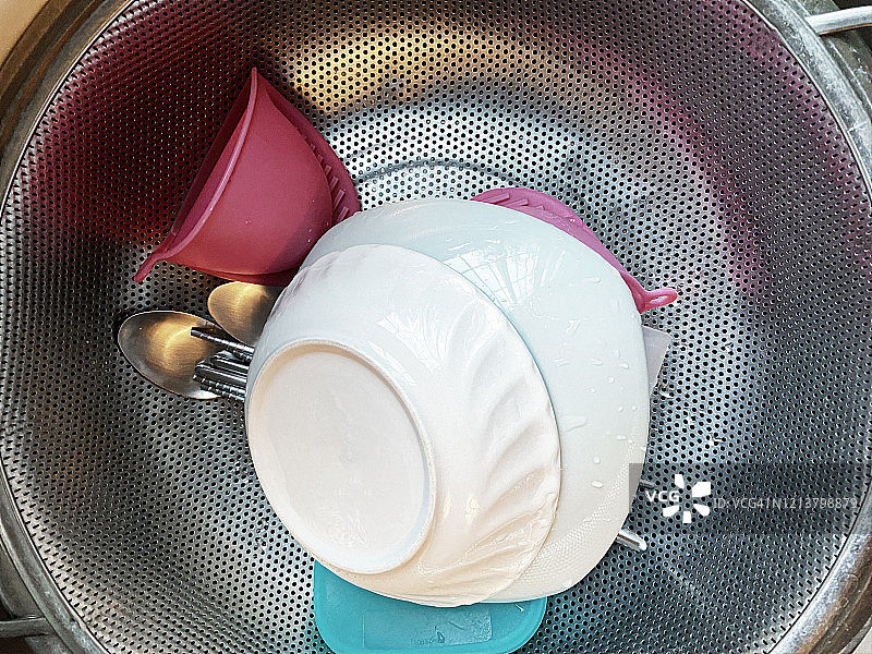 碗、盘子和筷子在煎锅里洗图片素材