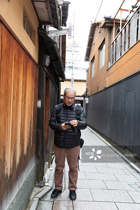 日本老人在老城享受假期图片素材