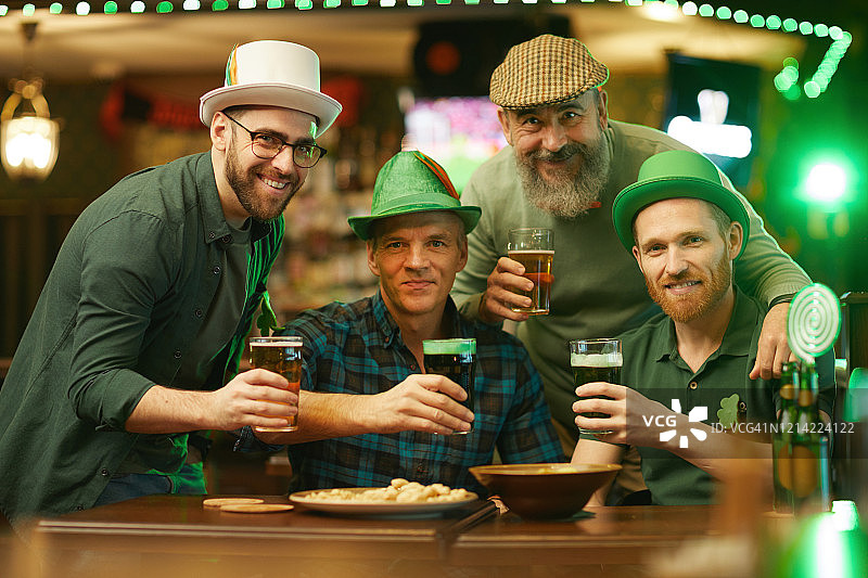 男人们在酒吧里品尝啤酒图片素材