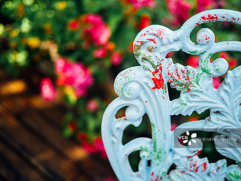 锻铁椅子细节与油漆点在花园里图片素材