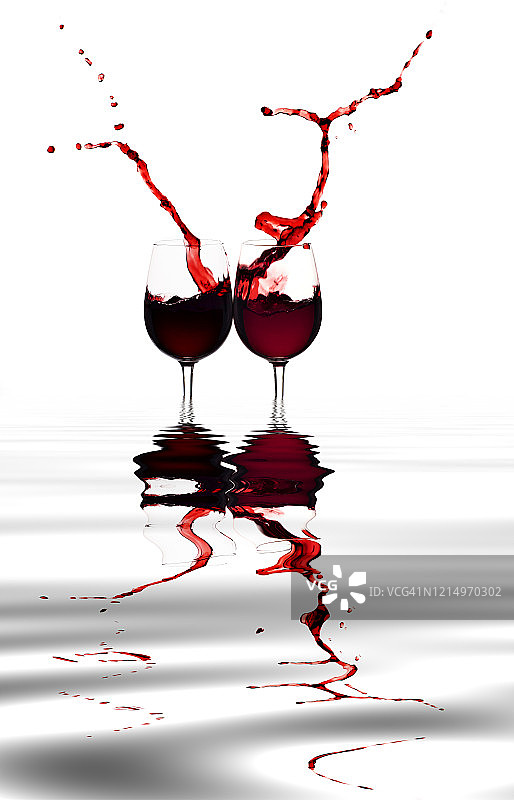 在水面上反射的白色背景上举起红酒祝酒。图片素材