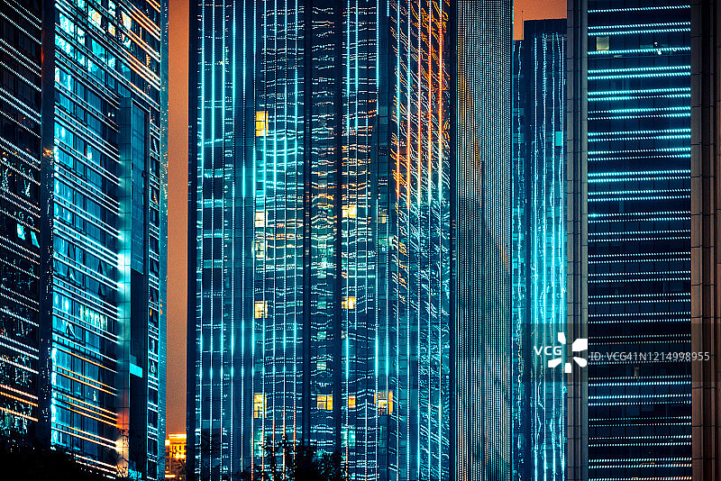 商业区的摩天大楼，晚上的办公室窗户图片素材